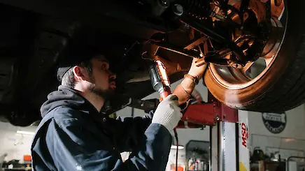 Kfz-Mechaniker und Mechatroniker Kfz-Mechaniker und Mecha­troniker