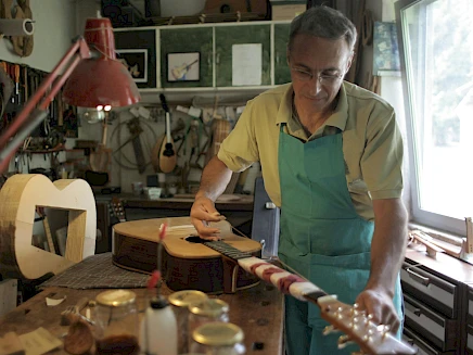 Musikinstrumentenbauer Musik­instrumenten­bauer